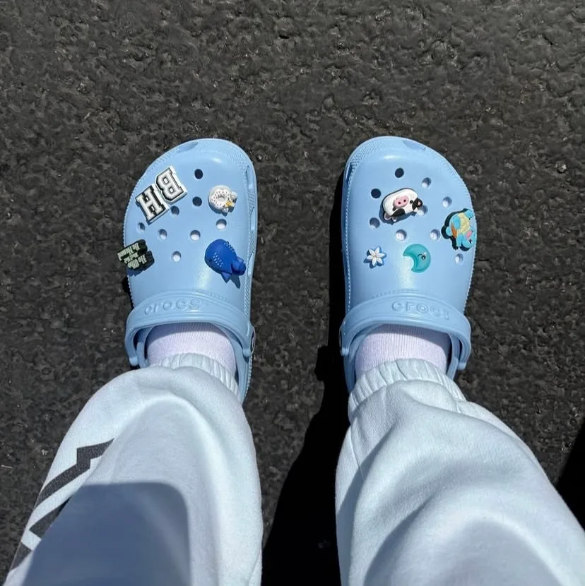 Sabots bleu ciel ornés enfant