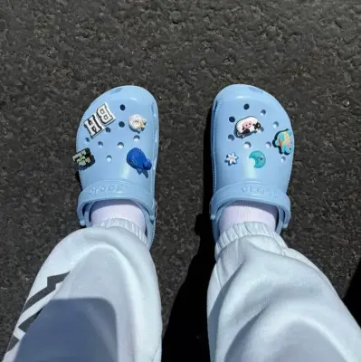 Sabots bleu ciel ornés enfant