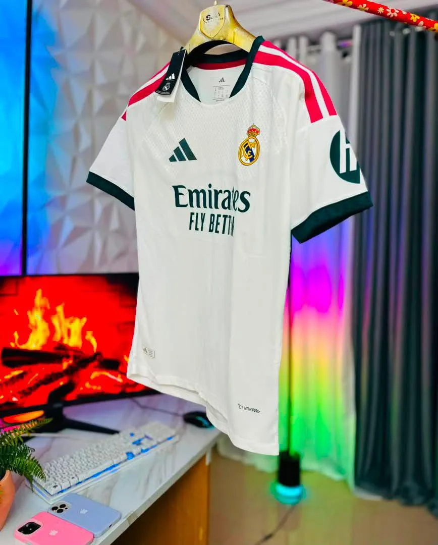 Maillot de football rayé rouge et noir — photo 4