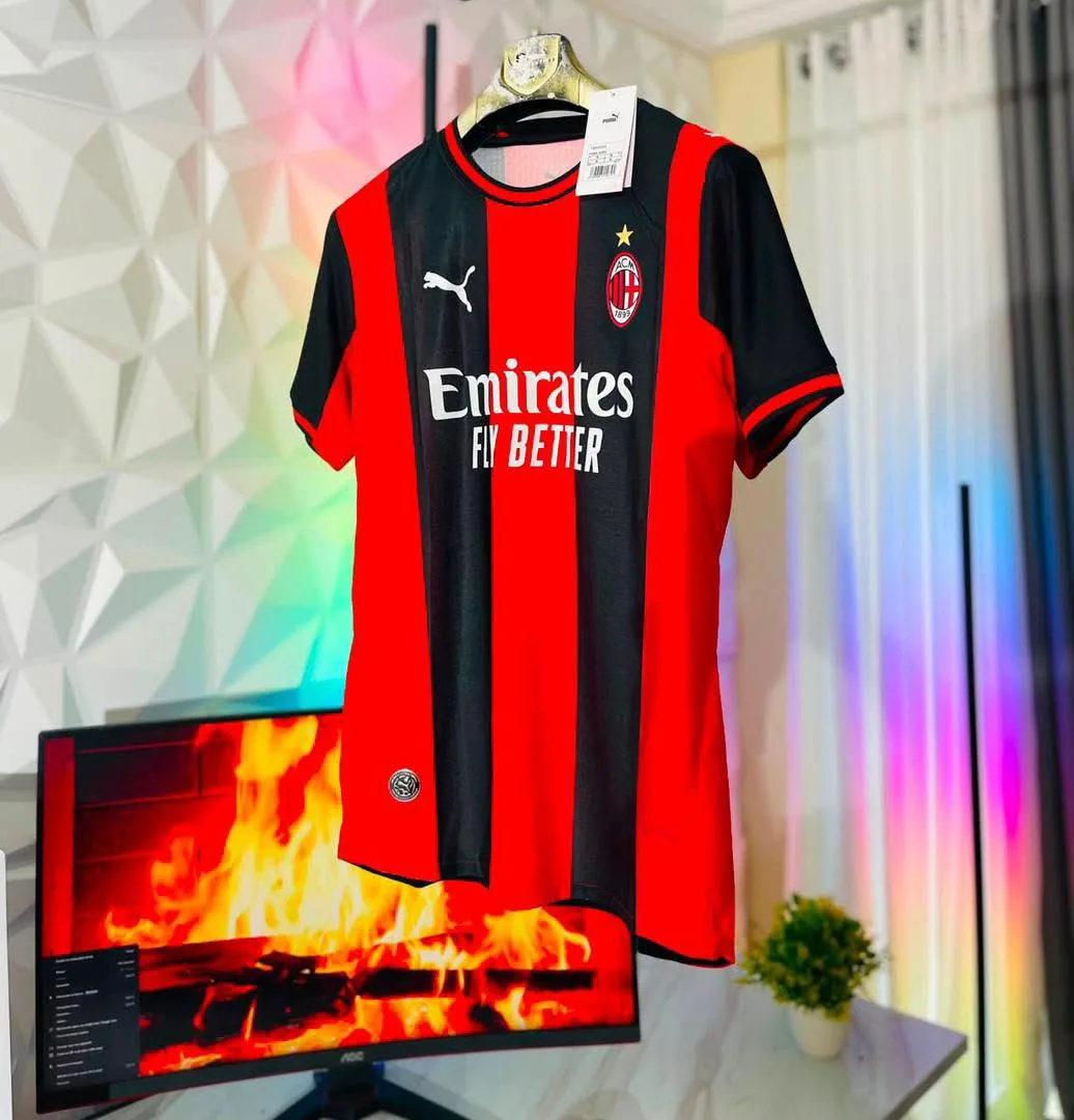 Maillot de football rayé rouge et noir