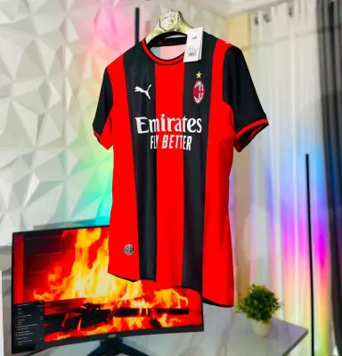 Maillot de football rayé rouge et noir