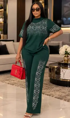 Ensemble femme vert motifs brodés