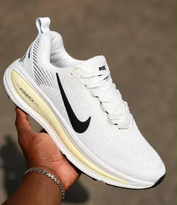 Chaussures de running blanc cassé et noir