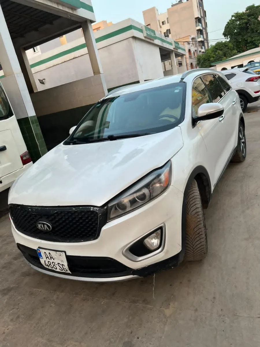 Kia Sorento blanc berline — photo 2