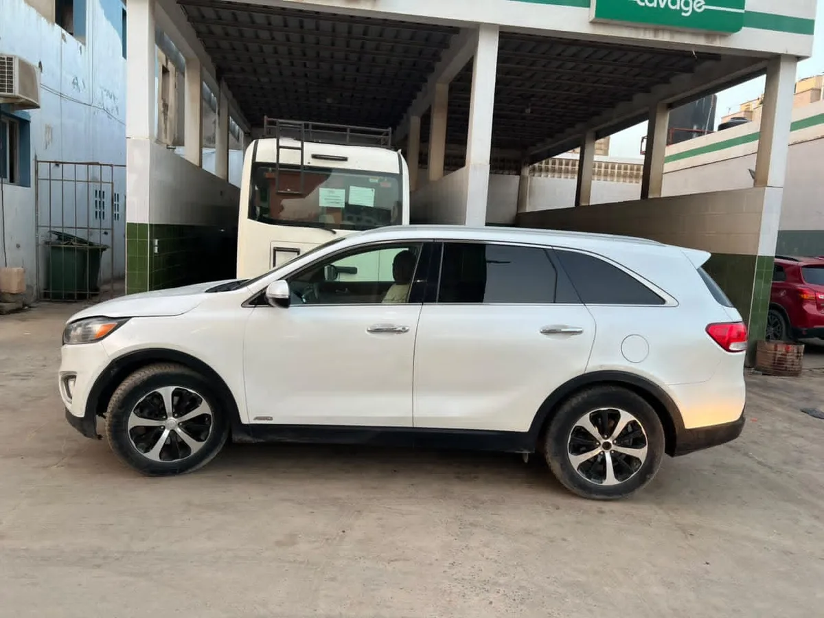 Kia Sorento blanc berline — photo 4