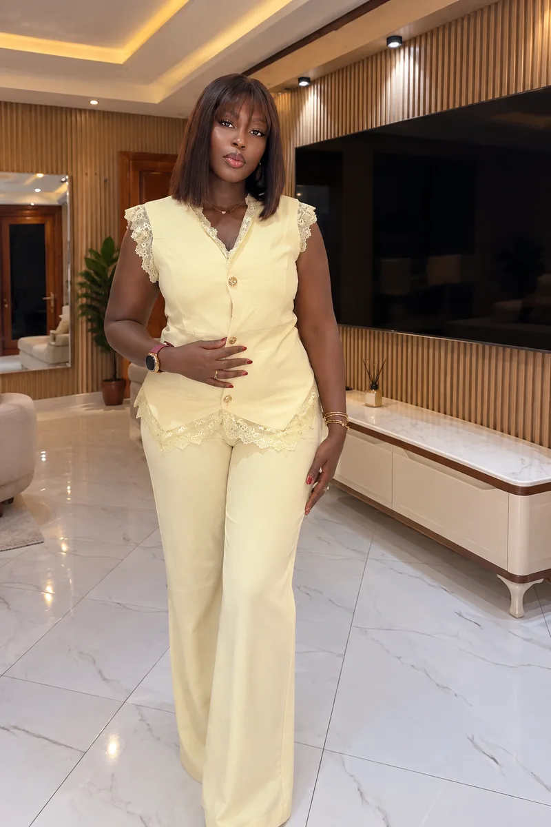 Ensemble femme chemisier dentelle jaune clair