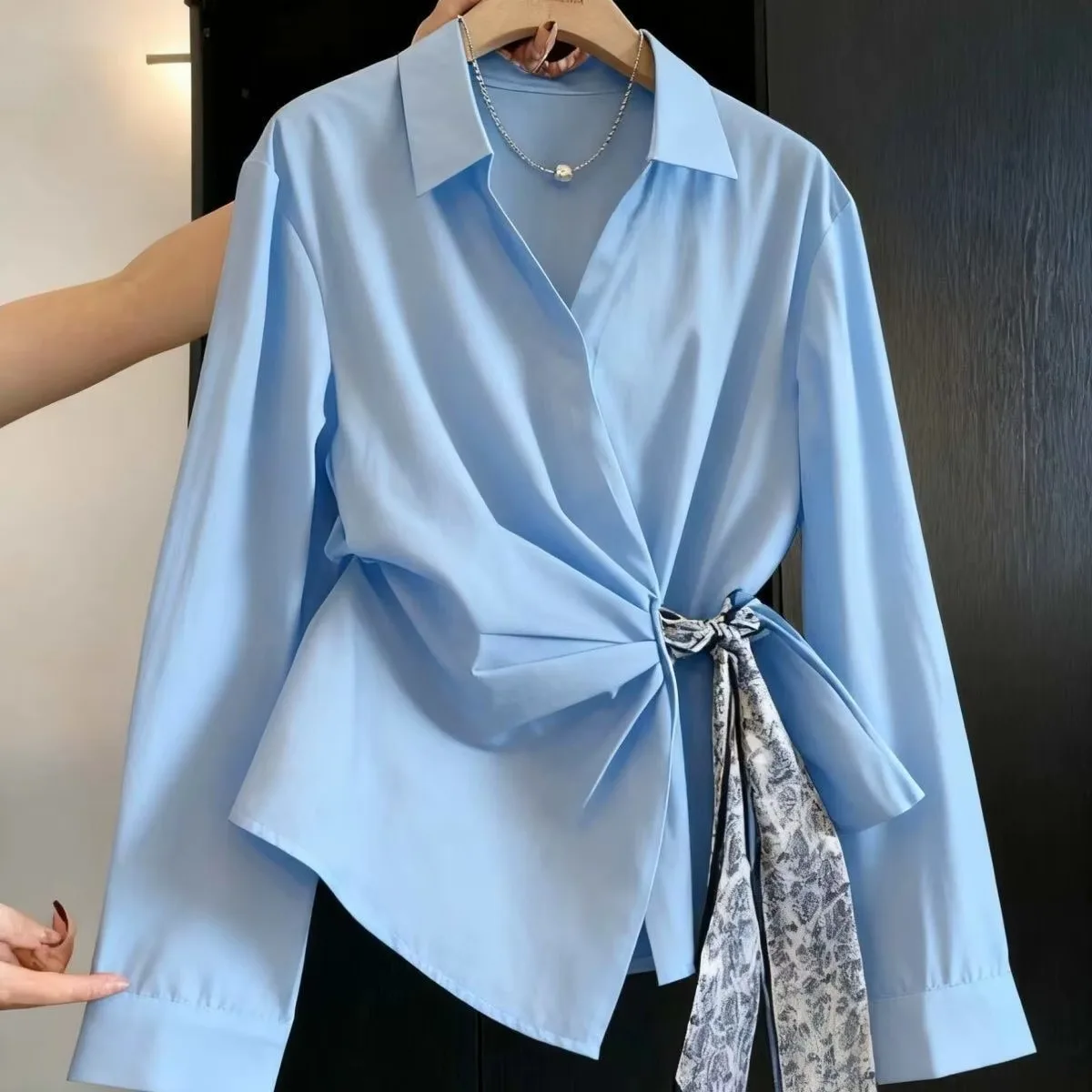 Chemise wrap asymétrique élégante
