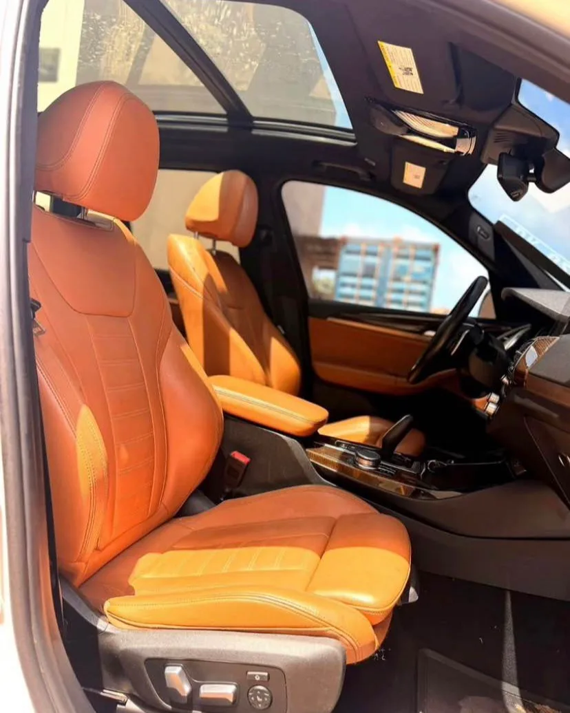 BMW X3 blanc intérieur cuir orange — photo 2