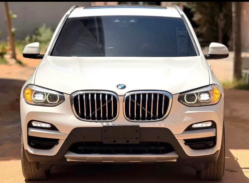 BMW X3 blanc intérieur cuir orange