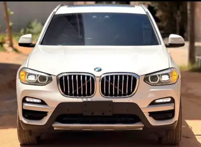BMW X3 blanc intérieur cuir orange