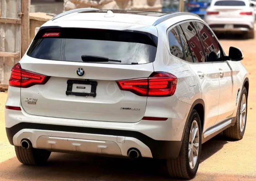 BMW X3 blanc intérieur cuir orange — photo 4