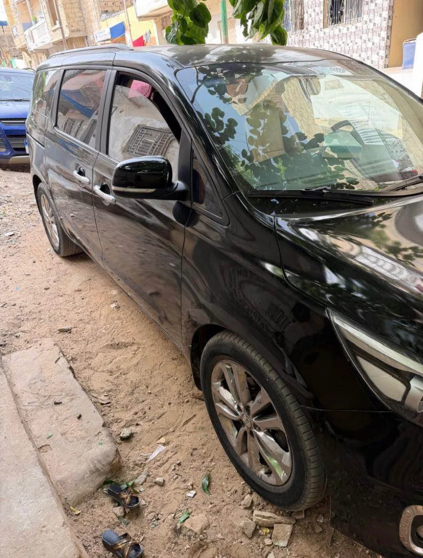 Kia Carens noir 7 places — photo 2