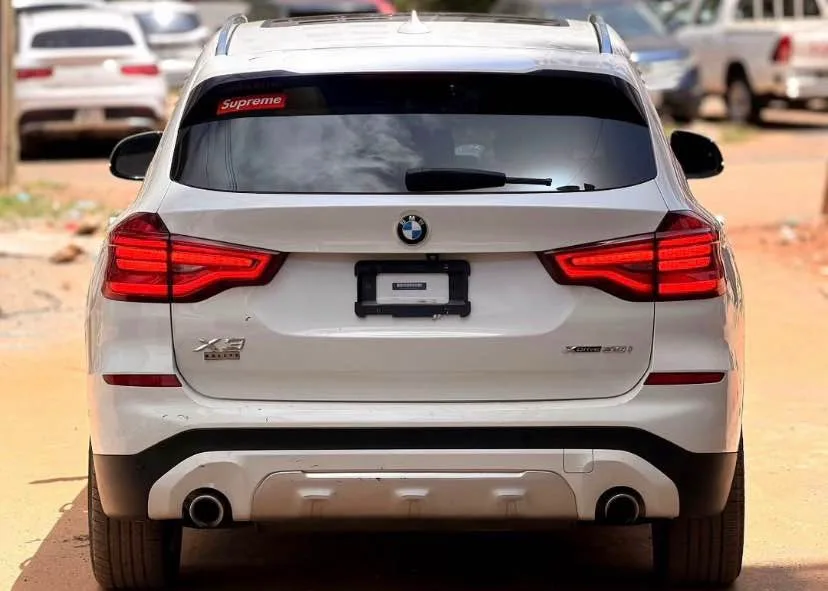 BMW X3 blanc intérieur cuir orange — photo 3
